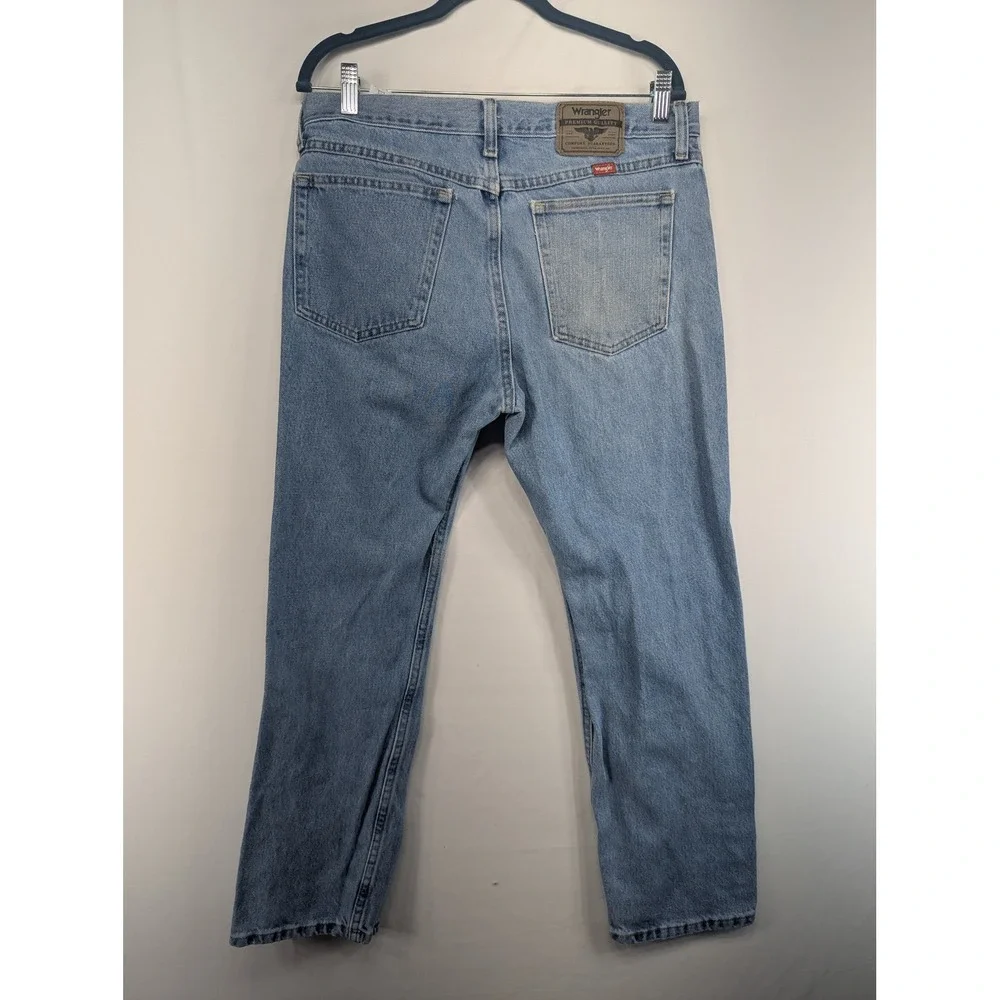 Wrangler Premium Quality Mens 33x30 Light Wash Straight Leg Cotton Jeans Blue